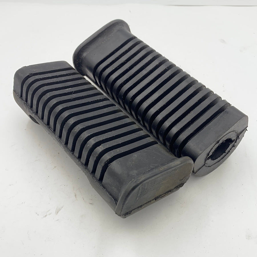 837256/9 - T140E LATE FOOTREST RUBBERS 1979/88